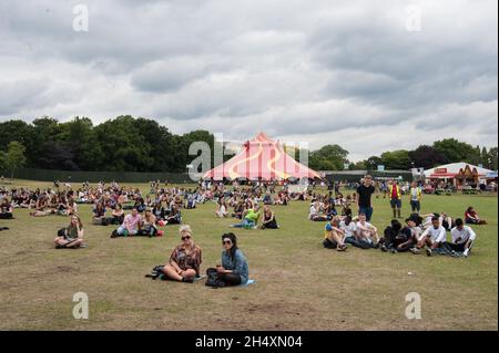 Festivalbesucher, die am 2. Tag beim Wireless Festival am 5. Juli im Perry Park in Birmingham teilnehmen Stockfoto