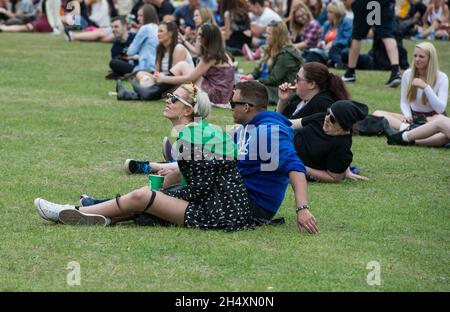 Festivalbesucher, die am 2. Tag beim Wireless Festival am 5. Juli im Perry Park in Birmingham teilnehmen Stockfoto