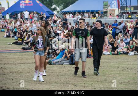 Festivalbesucher, die am 2. Tag beim Wireless Festival am 5. Juli im Perry Park in Birmingham teilnehmen Stockfoto