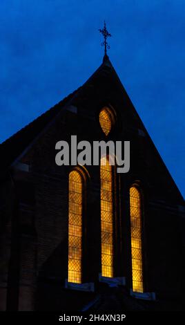 Fenster der All Souls Church, St. Margaret's, nachts beleuchtet, England Stockfoto