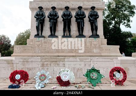 Guards Memorial und Gedenkkränze von Mohnblumen, St. James Park, London Stockfoto