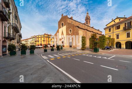 Saluzzo, Cuneo, Italien - 19. Oktober 2021: Maria Vergine Assunta Kathedrale (16. Jahrhundert) auf der Piazza Giuseppe Garibaldi Stockfoto