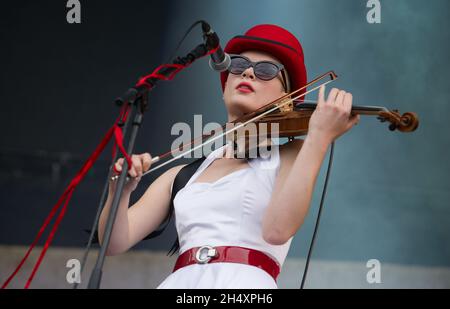 Erica Nockalls of the Wonderstuff live auf der Bühne am 1. Tag des V Festivals am 16. August 2014 im Weston Park, Staffordshire Stockfoto