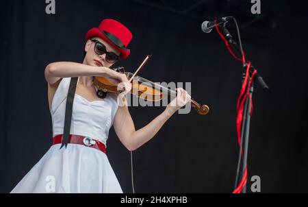 Erica Nockalls of the Wonderstuff live auf der Bühne am 1. Tag des V Festivals am 16. August 2014 im Weston Park, Staffordshire Stockfoto