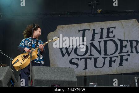 Miles Hunt of the Wonderstuff live auf der Bühne am 1. Tag des V Festivals am 16. August 2014 im Weston Park, Staffordshire Stockfoto