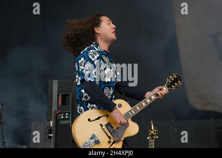 Miles Hunt of the Wonderstuff live auf der Bühne am 1. Tag des V Festivals am 16. August 2014 im Weston Park, Staffordshire Stockfoto