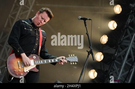 Miles Hunt of the Wonderstuff live auf der Bühne am 1. Tag des V Festivals am 16. August 2014 im Weston Park, Staffordshire Stockfoto