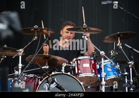 Miles Hunt of the Wonderstuff live auf der Bühne am 1. Tag des V Festivals am 16. August 2014 im Weston Park, Staffordshire Stockfoto