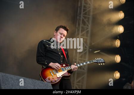 Miles Hunt of the Wonderstuff live auf der Bühne am 1. Tag des V Festivals am 16. August 2014 im Weston Park, Staffordshire Stockfoto