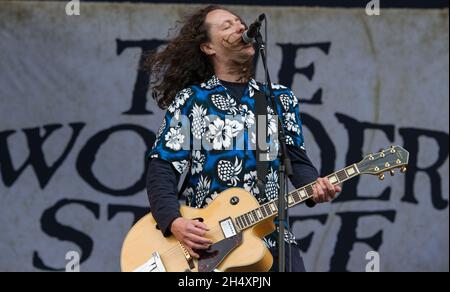 Miles Hunt of the Wonderstuff live auf der Bühne am 1. Tag des V Festivals am 16. August 2014 im Weston Park, Staffordshire Stockfoto