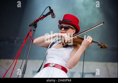 Erica Nockalls of the Wonderstuff live auf der Bühne am 1. Tag des V Festivals am 16. August 2014 im Weston Park, Staffordshire Stockfoto