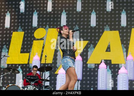 Lily Allen live auf der Bühne am 1. Tag des V Festivals am 16. August 2014 im Weston Park, Staffordshire Stockfoto