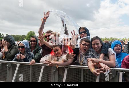 Festivalbesucher am 2. Tag des V Festivals am 17. August 2014 im Weston Park, Staffordshire Stockfoto