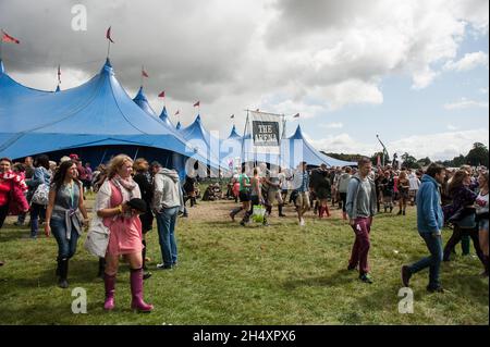 Festivalbesucher am 2. Tag des V Festivals am 17. August 2014 im Weston Park, Staffordshire Stockfoto