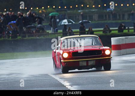 Henry Mann, Steve Soper, Ford Mustang, Pierpoint Cup, V8-Limousinen, die bis zu 1966 Rennen gefahren sind, Goodwood 78. Mitgliederversammlung, Goodwood Motor Circ Stockfoto