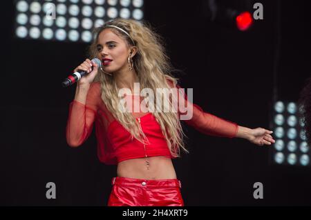 Neon Jungle live auf der Bühne am 1. Tag beim Fusion Festival am 30. August 2014 im Cofton Park, Birmingham Stockfoto