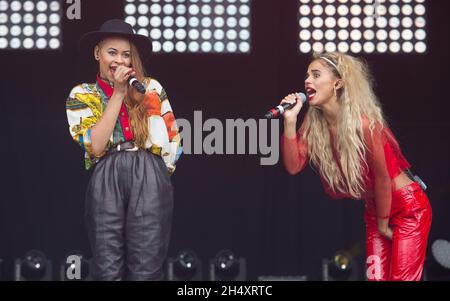 Neon Jungle live auf der Bühne am 1. Tag beim Fusion Festival am 30. August 2014 im Cofton Park, Birmingham Stockfoto