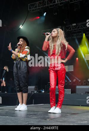 Neon Jungle live auf der Bühne am 1. Tag beim Fusion Festival am 30. August 2014 im Cofton Park, Birmingham Stockfoto