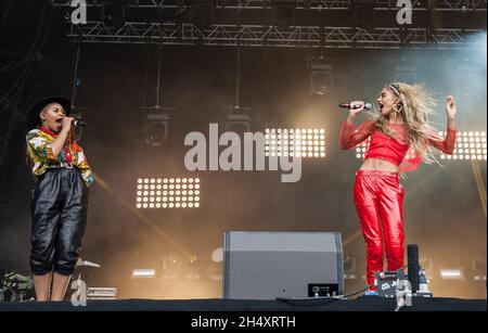 Neon Jungle live auf der Bühne am 1. Tag beim Fusion Festival am 30. August 2014 im Cofton Park, Birmingham Stockfoto