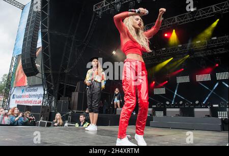 Neon Jungle live auf der Bühne am 1. Tag beim Fusion Festival am 30. August 2014 im Cofton Park, Birmingham Stockfoto
