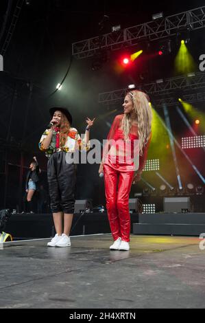 Neon Jungle live auf der Bühne am 1. Tag beim Fusion Festival am 30. August 2014 im Cofton Park, Birmingham Stockfoto