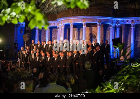 Welsh Male Voice Choir live auf der Bühne am 1. Tag beim Festival No. 6 am 5. September 2014 in Portmeirion, Wales Stockfoto