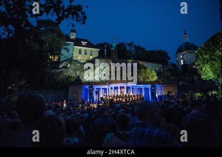 Welsh Male Voice Choir live auf der Bühne am 1. Tag beim Festival No. 6 am 5. September 2014 in Portmeirion, Wales Stockfoto