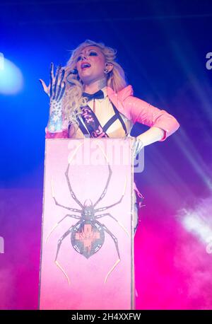 Maria Brink von in This Moment tritt am 04 2015. März in Wolverhampton, Großbritannien, live auf der Bühne in der Wulfrun Hall auf. Stockfoto