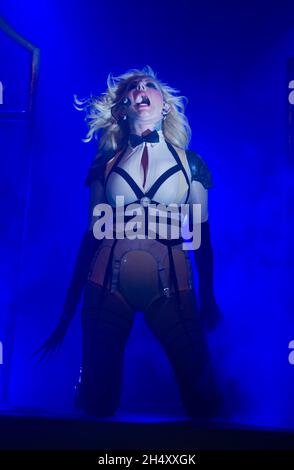 Maria Brink von in This Moment tritt am 04 2015. März in Wolverhampton, Großbritannien, live auf der Bühne in der Wulfrun Hall auf. Stockfoto