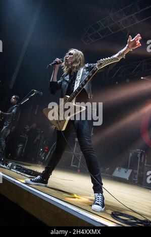 Lzzy Hale von Halestorm tritt am 9. März 2015 in Wolverhampton, Großbritannien, auf der Bühne der Civic Hall auf Stockfoto