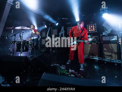 Isaac Holman und Laurie Vincent von Slaves, die am 18. Mai 2015 in Birmingham, Großbritannien, live auf der Bühne des Instituts auftreten Stockfoto