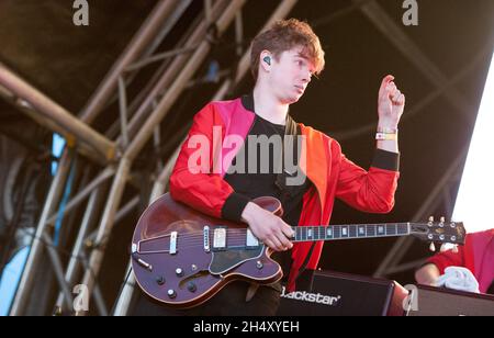 Alex Robertshaw of Everything Everything tritt am 23. Mai 2015 in Liverpool, Großbritannien, live auf der Bühne am 1. Tag des Liverpool Sound City Festivals in den Bramley-Moore Docks auf Stockfoto