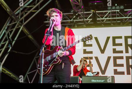 Alex Robertshaw of Everything Everything tritt am 23. Mai 2015 in Liverpool, Großbritannien, live auf der Bühne am 1. Tag des Liverpool Sound City Festivals in den Bramley-Moore Docks auf Stockfoto