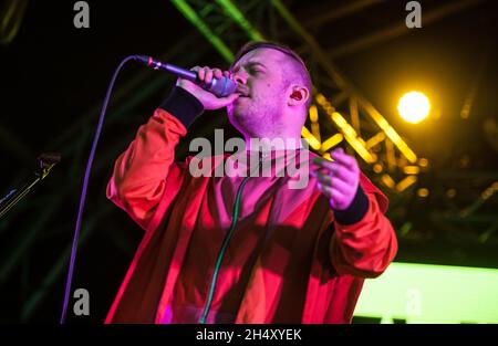 Jonathan Higgs von Everything Everything tritt am 1. Tag des Liverpool Sound City Festivals in den Bramley-Moore Docks am 23. Mai 2015 in Liverpool, Großbritannien, live auf der Bühne auf Stockfoto