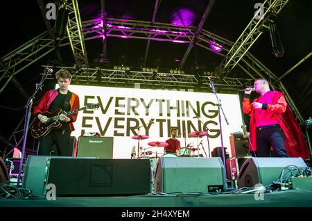 Jonathan Higgs und Alex Robertshaw von Everything Everything treten am 1. Tag des Liverpool Sound City Festivals in den Bramley-Moore Docks am 23. Mai 2015 in Liverpool, Großbritannien, live auf der Bühne auf Stockfoto