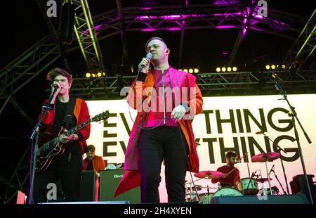 Jonathan Higgs und Alex Robertshaw von Everything Everything treten am 1. Tag des Liverpool Sound City Festivals in den Bramley-Moore Docks am 23. Mai 2015 in Liverpool, Großbritannien, live auf der Bühne auf Stockfoto