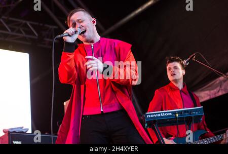 Jonathan Higgs von Everything Everything tritt am 1. Tag des Liverpool Sound City Festivals in den Bramley-Moore Docks am 23. Mai 2015 in Liverpool, Großbritannien, live auf der Bühne auf Stockfoto