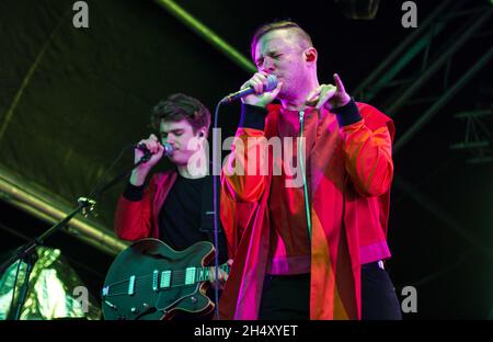 Jonathan Higgs von Everything Everything tritt am 1. Tag des Liverpool Sound City Festivals in den Bramley-Moore Docks am 23. Mai 2015 in Liverpool, Großbritannien, live auf der Bühne auf Stockfoto