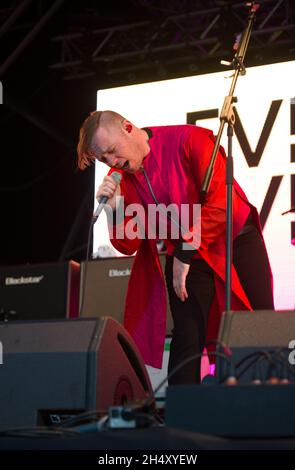 Jonathan Higgs von Everything Everything tritt am 1. Tag des Liverpool Sound City Festivals in den Bramley-Moore Docks am 23. Mai 2015 in Liverpool, Großbritannien, live auf der Bühne auf Stockfoto