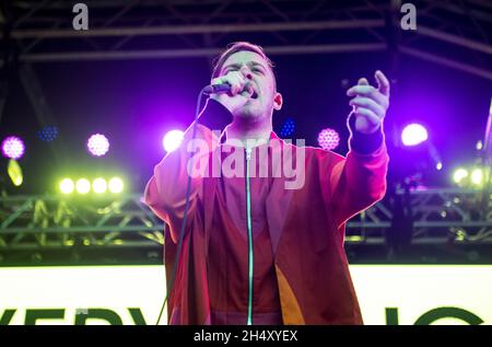 Jonathan Higgs von Everything Everything tritt am 1. Tag des Liverpool Sound City Festivals in den Bramley-Moore Docks am 23. Mai 2015 in Liverpool, Großbritannien, live auf der Bühne auf Stockfoto