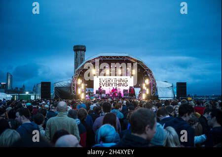 Jonathan Higgs von Everything Everything tritt am 1. Tag des Liverpool Sound City Festivals in den Bramley-Moore Docks am 23. Mai 2015 in Liverpool, Großbritannien, live auf der Bühne auf Stockfoto