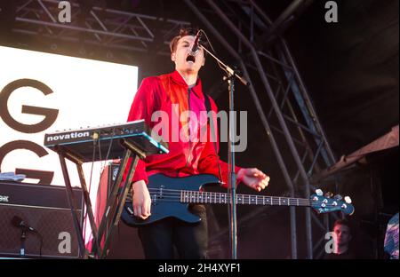 Jonathan Higgs von Everything Everything tritt am 1. Tag des Liverpool Sound City Festivals in den Bramley-Moore Docks am 23. Mai 2015 in Liverpool, Großbritannien, live auf der Bühne auf Stockfoto