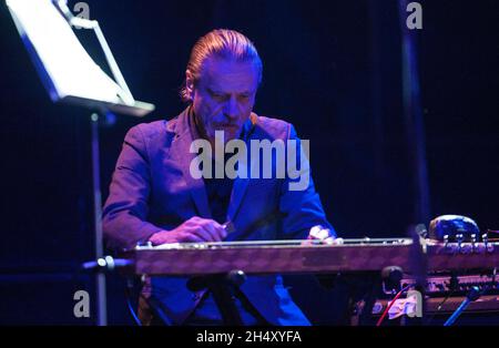 Christoph Hahn von Swans spielt am 23. Mai 2015 in Liverpool, Großbritannien, live auf der Bühne am 1. Tag des Liverpool Sound City Festivals in den Bramley-Moore Docks Stockfoto