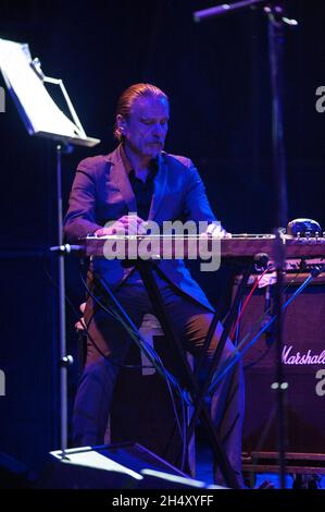 Christoph Hahn von Swans spielt am 23. Mai 2015 in Liverpool, Großbritannien, live auf der Bühne am 1. Tag des Liverpool Sound City Festivals in den Bramley-Moore Docks Stockfoto