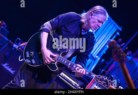 Michael Gira von Swans spielt am 23. Mai 2015 in Liverpool, Großbritannien, live auf der Bühne am 1. Tag des Liverpool Sound City Festivals in den Bramley-Moore Docks Stockfoto