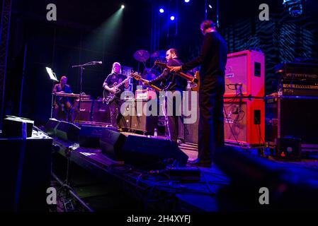 Michael Gira von Swans spielt am 23. Mai 2015 in Liverpool, Großbritannien, live auf der Bühne am 1. Tag des Liverpool Sound City Festivals in den Bramley-Moore Docks Stockfoto