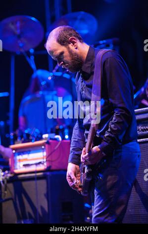 Chris Pravdica von Swans spielt live auf der Bühne am 1. Tag des Liverpool Sound City Festivals in den Bramley-Moore Docks am 23. Mai 2015 in Liverpool, Großbritannien Stockfoto