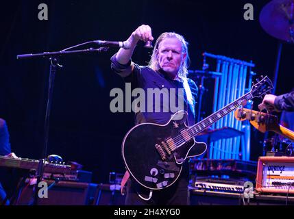 Michael Gira von Swans spielt am 23. Mai 2015 in Liverpool, Großbritannien, live auf der Bühne am 1. Tag des Liverpool Sound City Festivals in den Bramley-Moore Docks Stockfoto