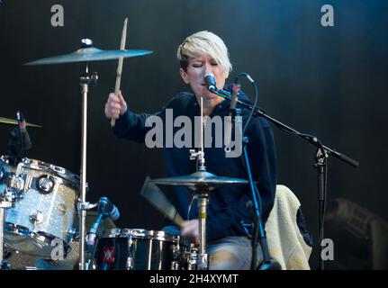 CAT Myers von Honeyblood spielt am 3. Tag des Liverpool Sound City Festivals in Bramley-Moore Docks am 24. Mai 2015 in Liverpool, Großbritannien Stockfoto