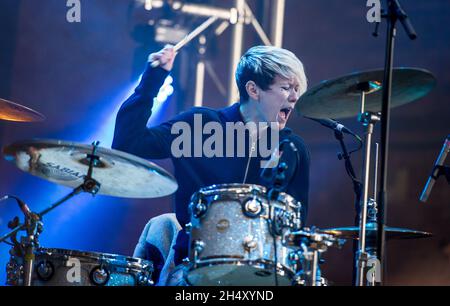 CAT Myers von Honeyblood spielt am 3. Tag des Liverpool Sound City Festivals in Bramley-Moore Docks am 24. Mai 2015 in Liverpool, Großbritannien Stockfoto